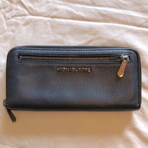 Women’s Leather Continental Wristlet